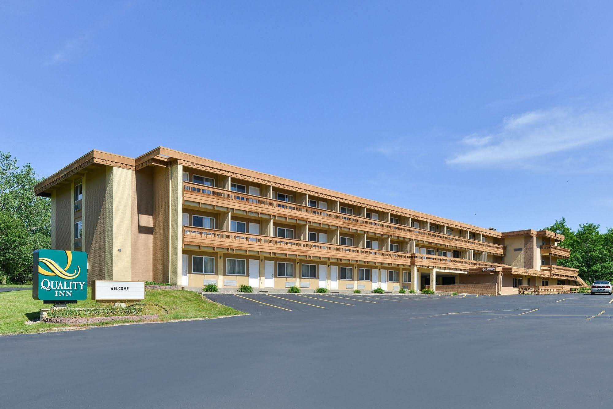 Quality Inn East Dubuque Exterior photo